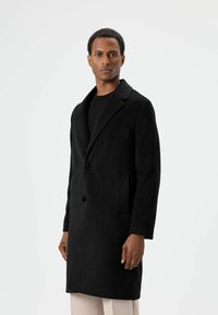 Короткое пальто