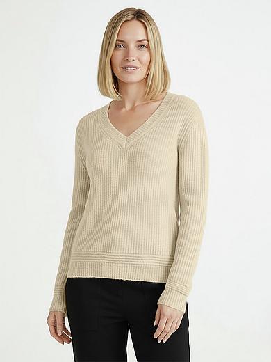 Пуловер с вырезом V