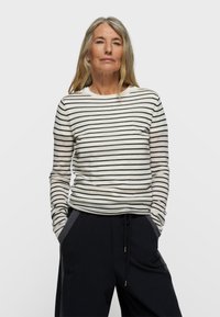 Пуловер в полоску