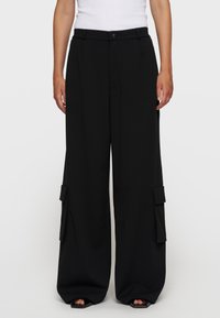 Брюки с накладными карманами