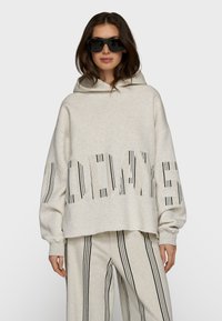 Пуловер с капюшоном