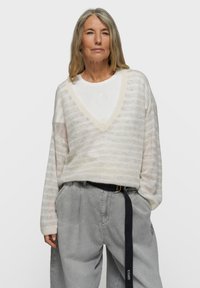 Пуловер в полоску