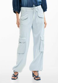 Брюки с накладными карманами