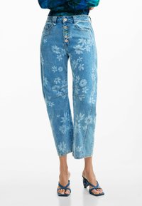 Короткие джинсы