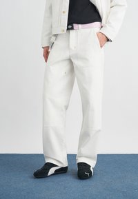 Прямые джинсы