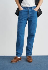 Узкие джинсы