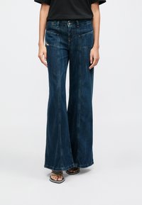 Клешеные джинсы Клешеные джинсы