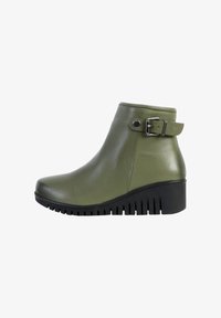 Сапожки на танкетке