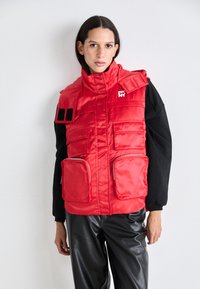 Длинный жилет