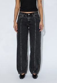 Свободные джинсы