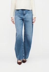 Свободные джинсы