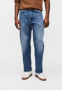 Прямые джинсы