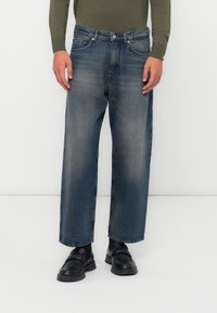 Прямые джинсы