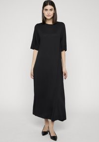 Вязаное платье