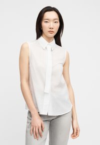 Блузка без рукавов Блузка без рукавов