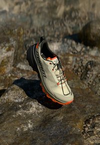 Походные кроссовки