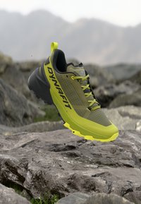 Походные кроссовки