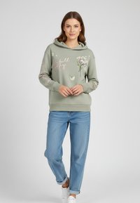 Пуловер с капюшоном