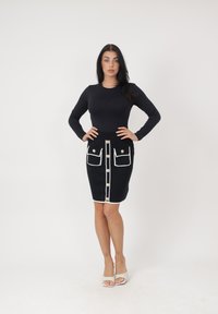 Юбка с накладными карманами