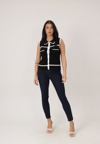 Блузка без рукавов