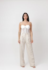 Топ на бретельках