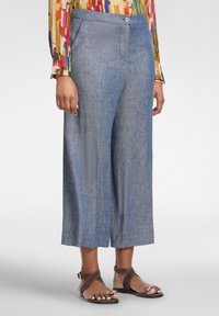 Короткие джинсы