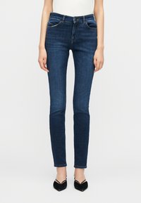 Узкие джинсы