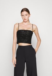 Топ на бретельках