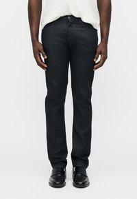 Узкие джинсы