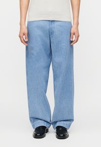 Прямые джинсы