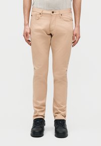 Узкие джинсы