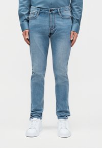 Узкие джинсы