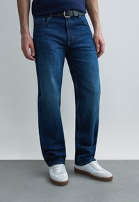 Прямые джинсы