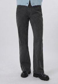 Клешеные джинсы