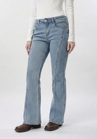 Клешеные джинсы