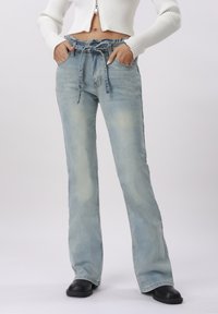 Клешеные джинсы