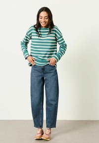 Пуловер в полоску