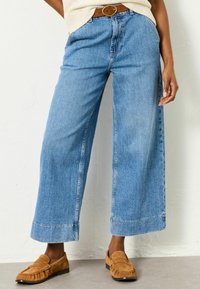 Короткие джинсы