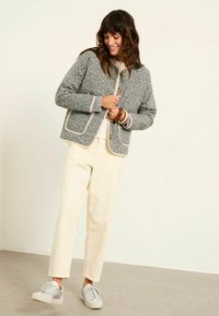 Жаккардовая вязаная кофта