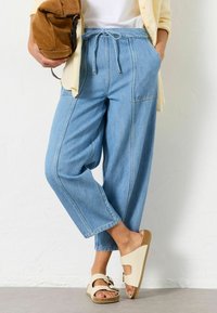 Короткие джинсы