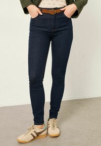 Узкие джинсы