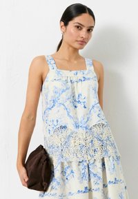 Блузка без рукавов