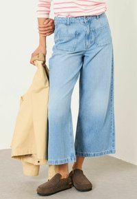 Короткие джинсы