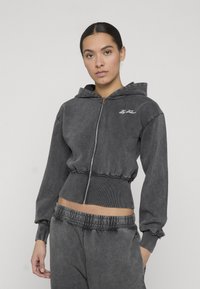 Пуловер с капюшоном