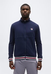 Спортивная куртка