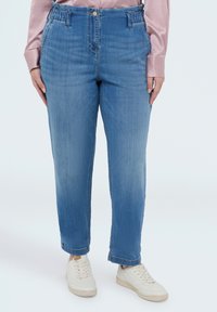 Прямые джинсы