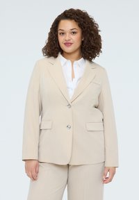 Короткое пальто