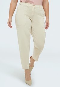 Короткие джинсы