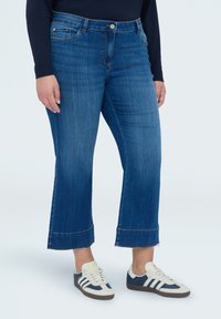 Короткие джинсы