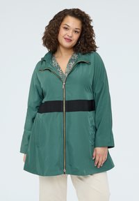 Короткое пальто